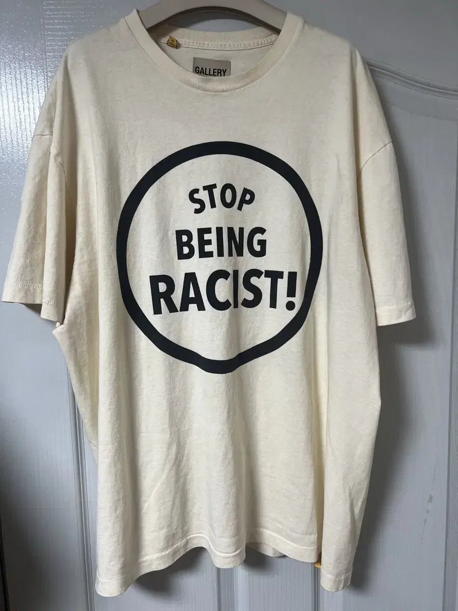 갤러리 디파트먼트 stop being racist 반팔